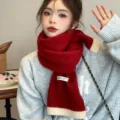 Écharpe en tricot rouge confortable avec ourlet beige, accessoire d'hiver élégant pour femmes. - Tricot de base contrasté - 3 rouge