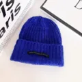 Detalle de gorro de punto grueso azul, gorro térmico de invierno con etiqueta negra frontal. - Azul Zafiro
