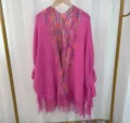 Chale en tricot ajouré rose avec bordures rayées colorées et franges. Vue détail. - Cape ajourée à franges - Rose rouge