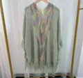Vue detaille du poncho cape pour femme en tricot elegant avec des rayures colorees. - Cape ajourée à franges - Gris
