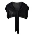 Dettaglio ravvicinato dello scialle in maglia nera, design estivo leggero con lavorazione. - Scialle a righe - nero
