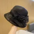 Elegante cappello da donna in organza nera con pois trasparenti e raffinato dettaglio floreale. - Nero