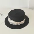 Schwarzer Strohhut mit flacher Krone und eleganter Blumen-Spitzenborte, ideal für den Sommer. - Schwarz