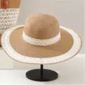 Vista detallada de un sombrero de paja de ala ancha con encaje blanco elegante para el verano. - Solo Gorro / Blanco
