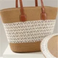 Vista detallada del bolso tote de paja tejida y sombrero de sol para estilo de vacaciones. - Bolsa Individual / Blanco