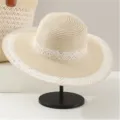 Sombrero de sol de paja beige con diseño de encaje blanco, ala ancha para verano. - Solo Gorro / Blanco Roto