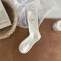 Calcetines de media caña de algodón para mujer con bonito lazo rosa bordado, estilo dulce. - Blanco