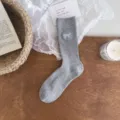 Calcetines grises de canalé con bonito lazo bordado azul claro. Algodón suave. - Gris claro