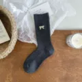 Calcetines gris oscuro con lazo verde bordado, algodón suave para uso diario. - Gris oscuro