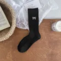 Calcetines negros de mujer a media pantorrilla con lazo bordado blanco diseño de algodón suave. - Negro