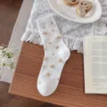 Calze a metà polpaccio in rete bianca con stampa floreale gialla e grazioso bordo in pizzo. - Taglia unica / Bianco