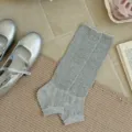 Chaussettes de jambe grises demi-semelle, tricot côtelé rayures verticales pour femmes. - Gris clair