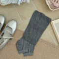 Chaussettes mi-mollet en tricot gris avec rayures verticales, style décontracté chic. - Gris foncé