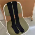 Calze lunghe nere a coste sopra il ginocchio da donna, calze invernali classiche. - Taglia unica / Nero