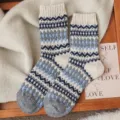 Accoglienti calze in lana lavorate a maglia Fair Isle retrò da donna, invernali calde e chic. - grigio-blu