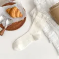 Einfarbige dünne Damensocken, atmungsaktiv und vielseitig für Frühlings- und Sommertage. - Einheitsgröße / Weiß
