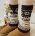 Ρετρό πλεκτά θερμαντικά ποδιών Fair Isle συνδυασμένα με άνετες καφέ μπότες χιονιού. - Καφέ Κακάο