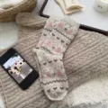 Accoglienti calze in lana con motivo natalizio vintage, morbide, calde e ideali per l'inverno. - Beige