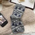 Calzini invernali accoglienti in misto lana con motivi di alberi di Natale nordici classici per donne. - Grigio chiaro