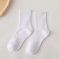 Einfarbige weiße mittelhohe Socken atmungsaktive Freizeitsport Baumwollsocken für Damen - Einheitsgröße / Mittleres Rohr Weiß