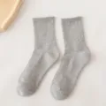 Graue mittelhohe Socken einfarbig gerippt atmungsaktiv Baumwollmischung Freizeitkleidung - Einheitsgröße / Wadenlang Grau
