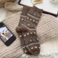 Calze medie natalizie in lana marrone, stile vintage retrò per un inverno caldo. - Caffè