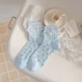 Calze al polpaccio azzurre con volant e simpatici pois neri, stile sottile per la primavera. - Taglia unica / Azzurro