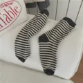 Bruine gestreepte dames sokken in Koreaanse stijl, comfortabele herfst winter gebreide sokken. - Eén maat / donkergrijs