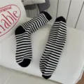 Zwart-wit gestreepte dames middelhoge sokken, comfortabele casual dagelijkse katoenen kousen - Eén maat / Zwart