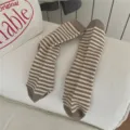 Bruine gestreepte dames middelhoge sokken, herfst winter comfortabele Koreaanse college stijl. - Eén maat / Koffie met Melk