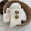 Calzini morbidi e caldi da donna ricamati con orsetto carino stile invernale accogliente. - Capibara verticale