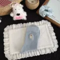 Deliziosi calzini in cotone azzurro per donne con ricamo di gatto e graziosi fiocchi. - Blu