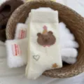 Calzini soffici ricamati con orsetto simpatico calze calde invernali in misto lana da donna - Capibara ciliegia