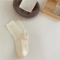 Comode calze slouch da donna in bianco crema, con elegante lavorazione a coste verticali autunnali. - Taglia unica / Crema