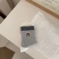 Calzini a righe a metà polpaccio da donna, con grazioso ricamo e comodo tessuto di cotone. - Righe Bianco