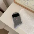 Chaussettes mi-hautes rayées style coréen pour femmes avec jolie broderie en coton doux. - Gris clair rayé