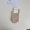 Calzini da donna in cotone accogliente tinta unita a tubo medio con etichetta minimalista tono caldo - Taglia unica / Khaki chiaro