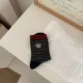 Chaussettes mi-hautes rayées pour femmes avec adorable broderie d'ours et revers bordeaux. - Rayé Noir