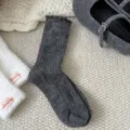 Calze medie a coste grigio scuro da donna con grazioso bordo a volant e ricamo. - Grigio Scuro (E3-492)