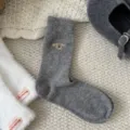 Calzini da donna in misto lana grigia con ricamo di cane e pois colorati invernali. - Cucciolo Grigio Chiaro (H3-508)