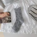 Stilosi calzini grigi da donna in stile coreano decorati con fiocchi neri e bordo ondulato. - Grigio chiaro