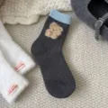 Simpatici calzini invernali da donna, maglia grigia scura con polsino blu e patch orsetto. - Cucciolo Grigio Blu (J4-507)