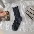 Calzini in maglia grigia da donna con motivi di fiocchi bianchi, calze alla moda. - Grigio scuro