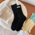 Calze slouch nere a metà altezza in spessa lana di coniglio con etichetta per donne inverno. - Nero