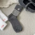 Calzini da donna grigi a metà altezza con ricamo di cucciolo e righe bianche per uso quotidiano. - Grigio Chiaro (R1-438)