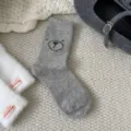 Calze in maglia grigia da donna con simpatico design di viso d'orso, comode e alla moda ogni giorno. - Grigio Chiaro (R4-457)