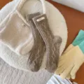 Braune Zopfmuster Wollmischung Socken mit Stoffetikett, gemütlicher Herbst und Winter Stil. - Milchkaffee