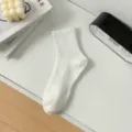 Herren weiße Wadenlange Baumwollsocken, einfarbige einfache Freizeitsocken für den Alltag. - Einheitsgröße / Weiß