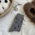 Calzini invernali caldi in lana grigia da donna con pois neri e grazioso ricamo a fiocco. - Grigio chiaro