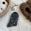 Calze invernali da donna in lana grigio scuro con pois bianchi e grazioso fiocco variante. - Grigio scuro